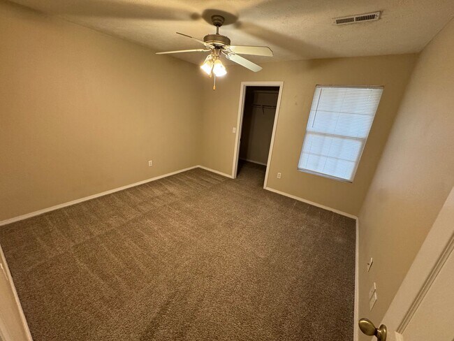 Building Photo - 2 bedroom -2 bathroom top floor apartment