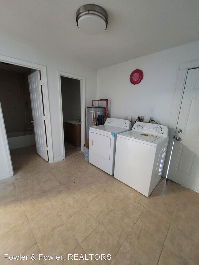 Building Photo - 3 br, 1.5 bath House - 1010 Adams ST