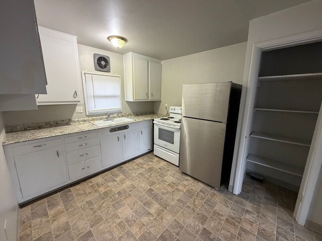 Building Photo - Cozy 2-Bedroom Home With Workshop/Garage