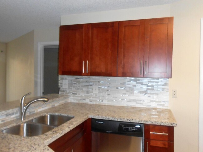 Foto del edificio - spacious 2 Bed / 2 Bath Condo