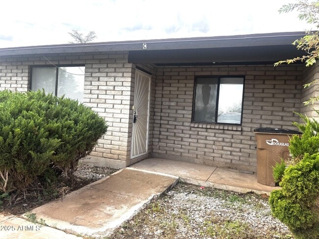 Building Photo - 2135 Hohokam Dr