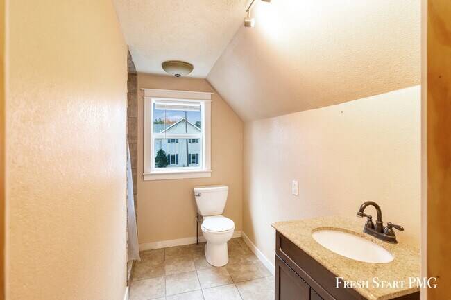 Foto del edificio - Spacious 4-Bedroom Home with Modern Style & Flexible Spaces