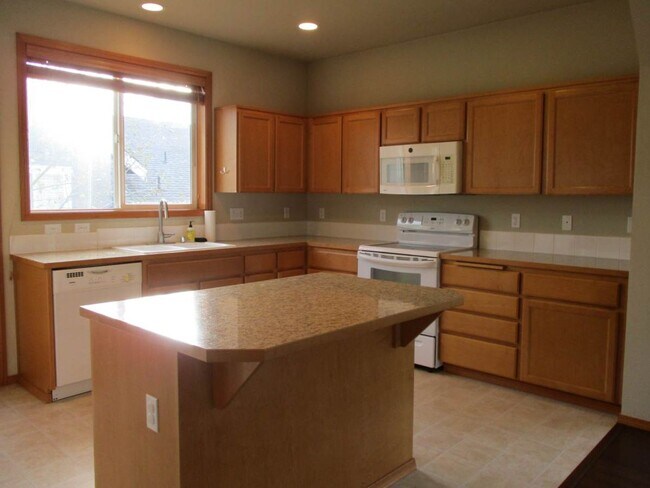 Foto del edificio - Stylish 3-Bedroom Townhouse in Fircrest Co...