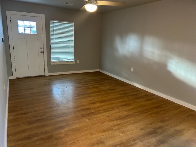 Foto del edificio - 2429 N Rockford Ave