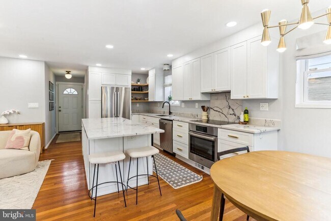 Foto del edificio - 5722 Bradley Blvd