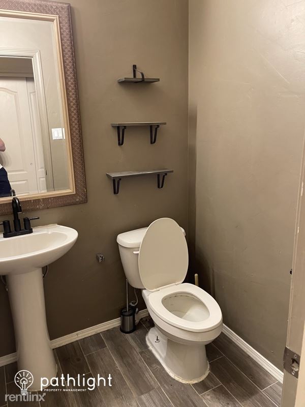 Building Photo - 4 br, 2.5 bath House - 630 Primrose Avenue...