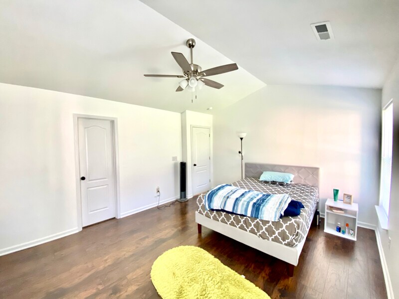 Foto principal - 5515 Laurel Grove Ln