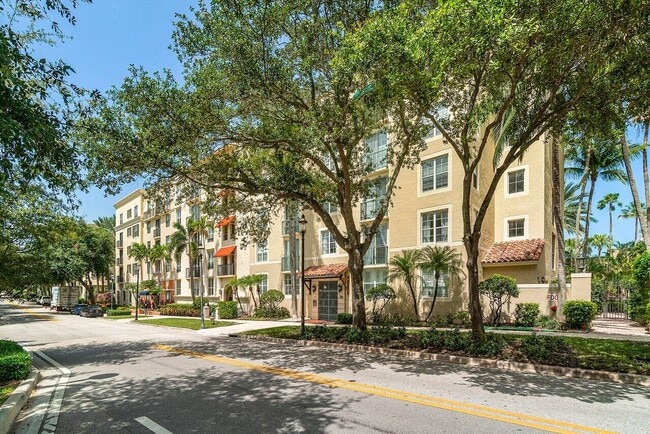 Building Photo - 720 S Sapodilla Ave