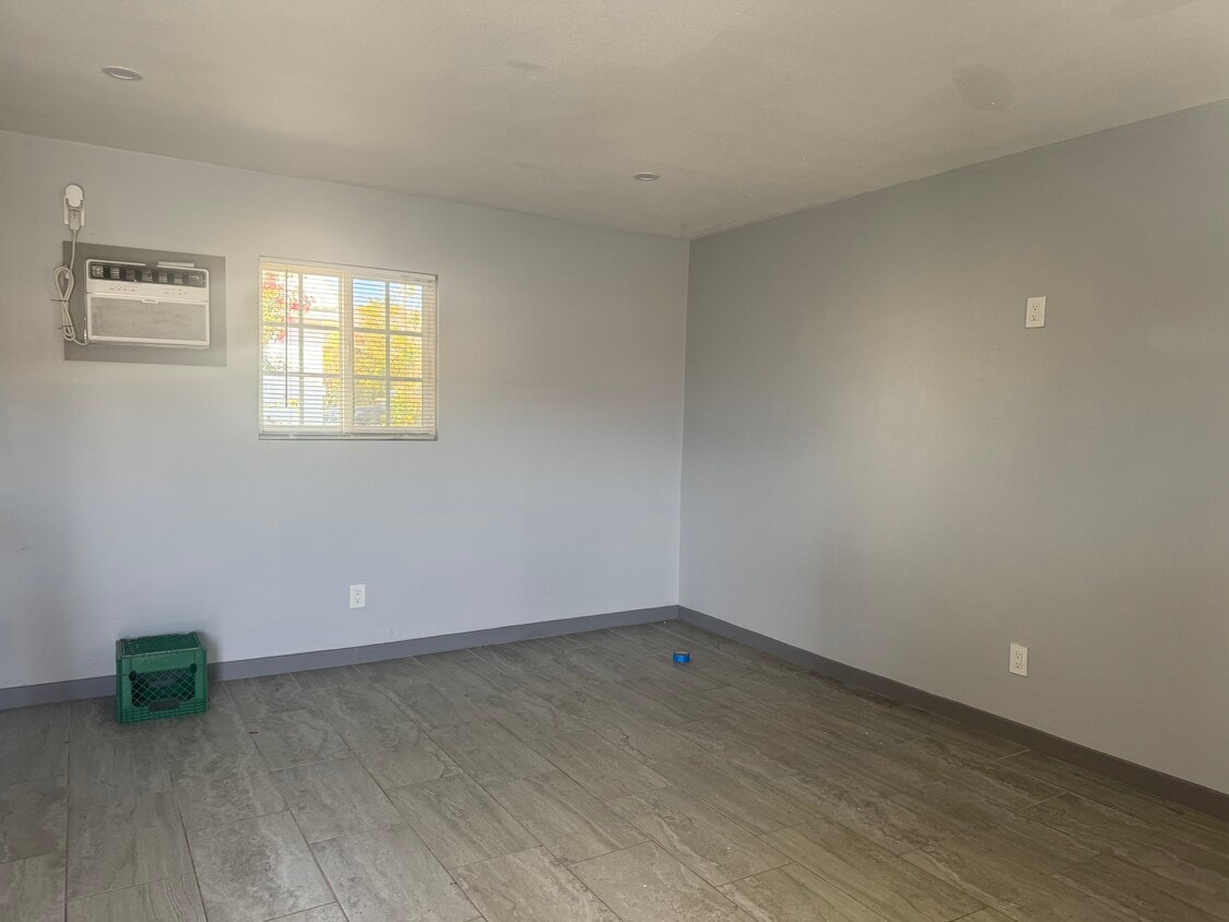 Living/bedroom space - 13751 El Cajon Dr