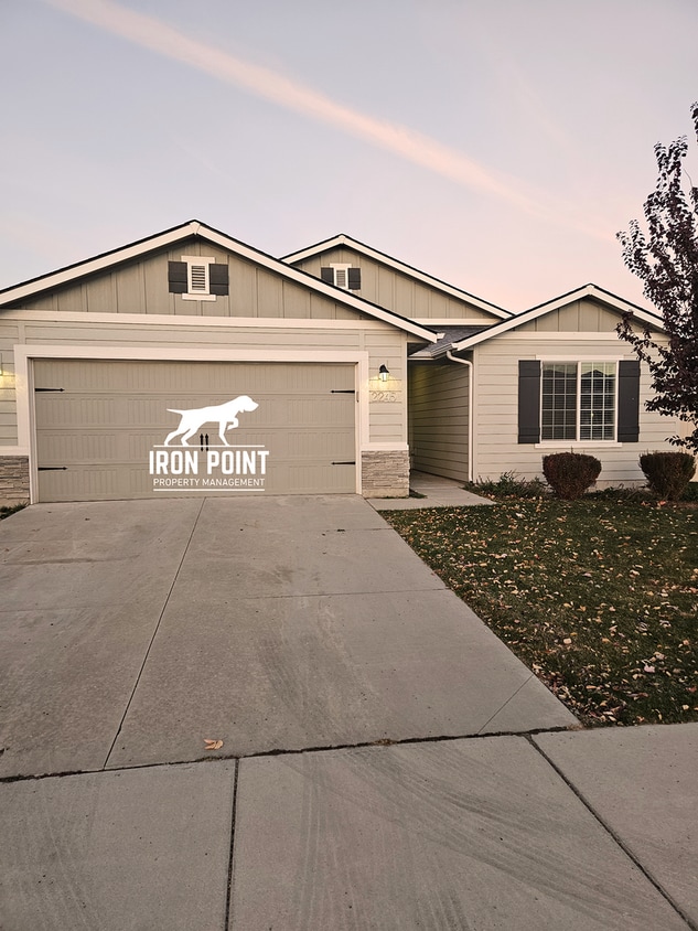 Foto principal - *$500 off your first months rent!* Move-in Ready Home w/new paint & flooring throughout, 2 car ga...