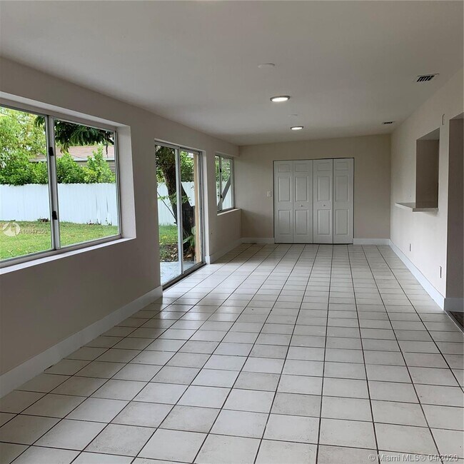 Building Photo - 10111 Dominican Dr