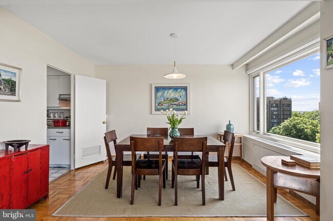 Foto del edificio - 2475 Virginia Ave NW