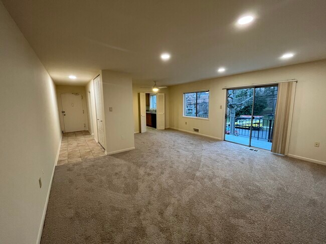 Sala de estar y comedor con enorme balcón - 10643 Weymouth St