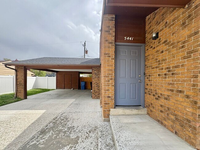 Foto del edificio - Charming 3-Bed Townhome in Holladay – Fenced Yard, Ample Parking & Prime Location