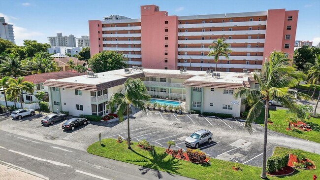 Building Photo - 1450 N Riverside Dr