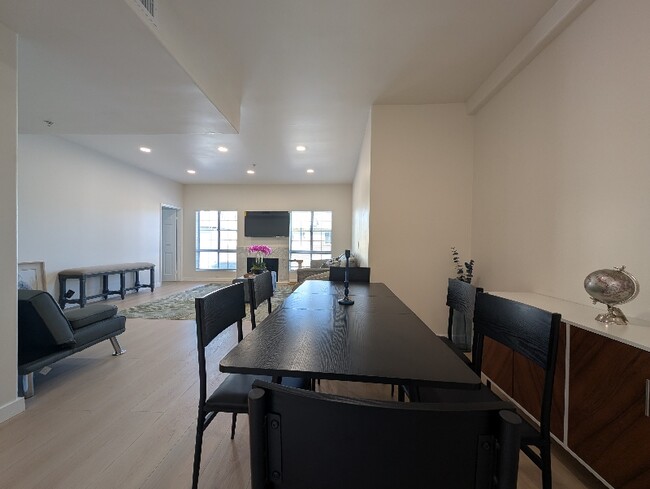 Building Photo - 11035 Moorpark St