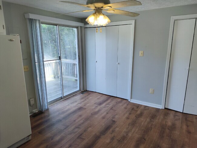 Building Photo - Charming Silver Oaks Rambler Ready for You!