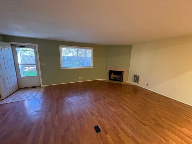 Foto del edificio - 2 Bed/2.5 Bath Townhome with Garage, Pool and Tennis Court