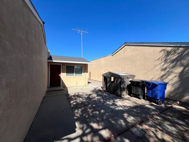 Building Photo - Single story 3 bedroom with two car garage!