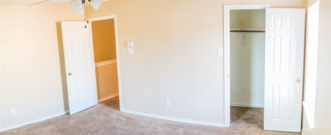 Foto del edificio - 1 br, 1 bath Townhome - 209 W Oak St