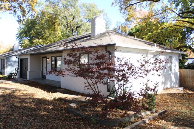 Foto del edificio - Spacious 4 bedroom and 2 bath with a very ...