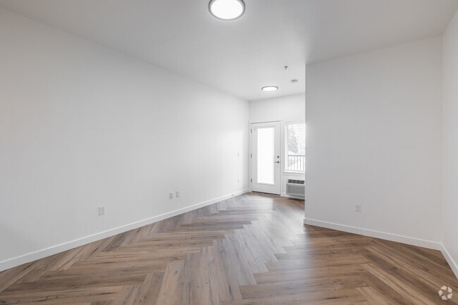 1BR, 1BA - 626SF - Living Room - L39 Group