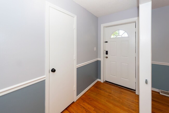 Building Photo - 3 Bedroom 2 Bath Home in Kings Grant - Sum...