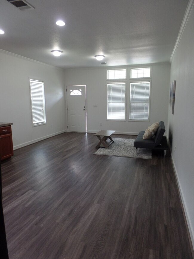 Building Photo - D203