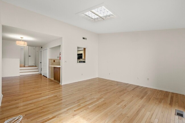 Foto del edificio - 6415 Liberty Ave