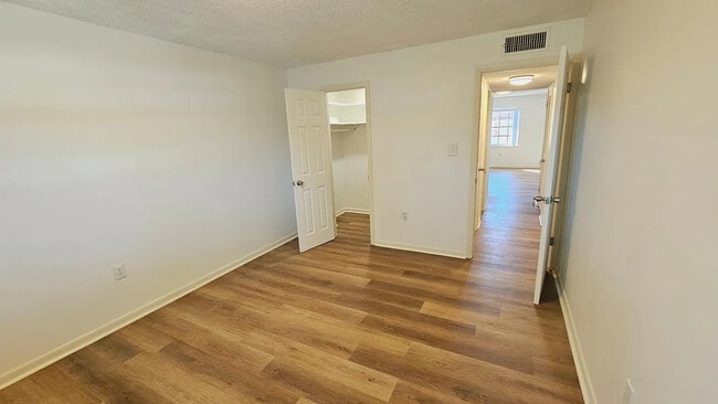 Foto del edificio - 1112 W Main St