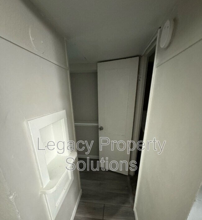 Building Photo - 806 N 1st St