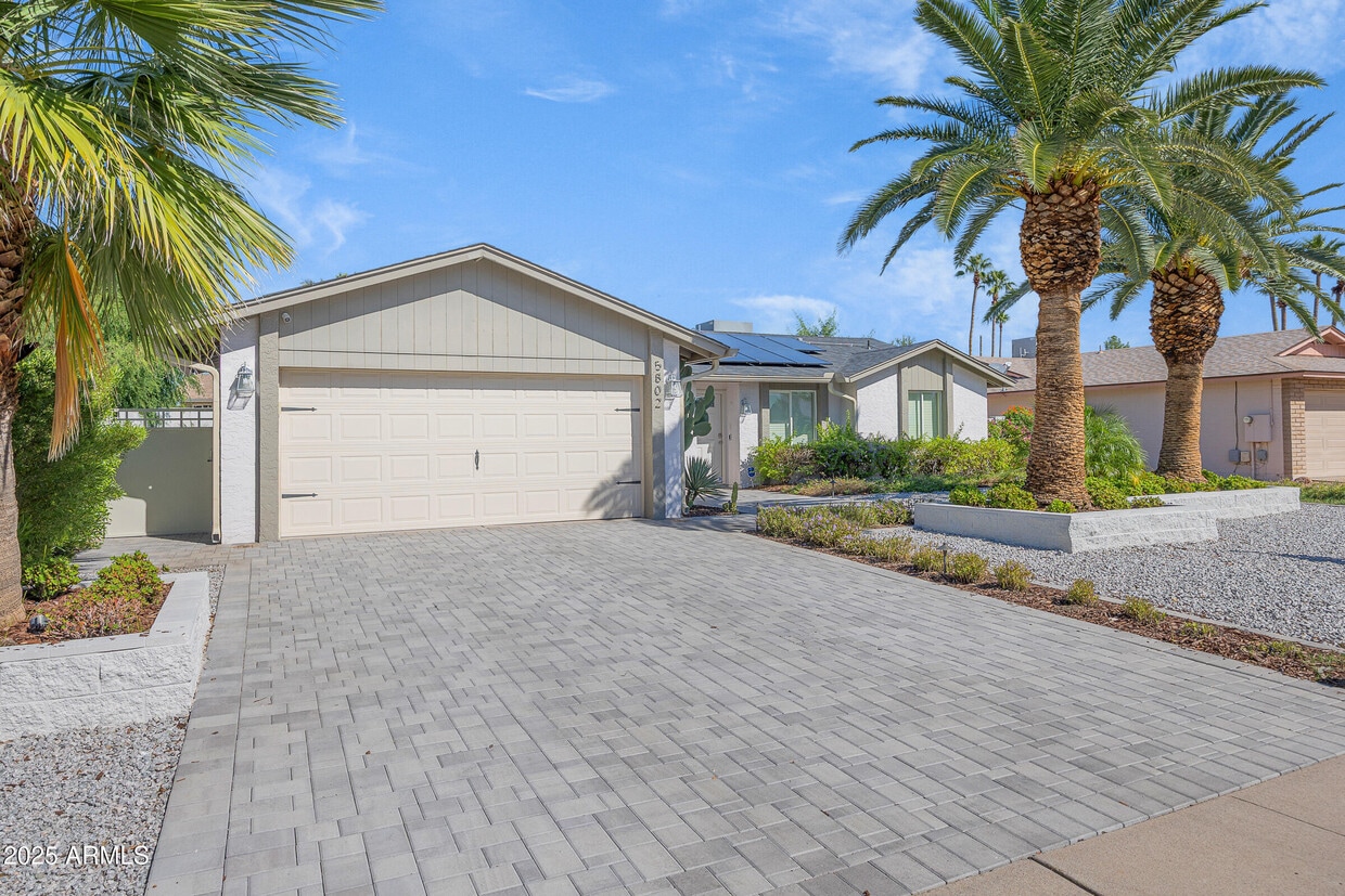Foto principal - 5802 E Gelding Dr