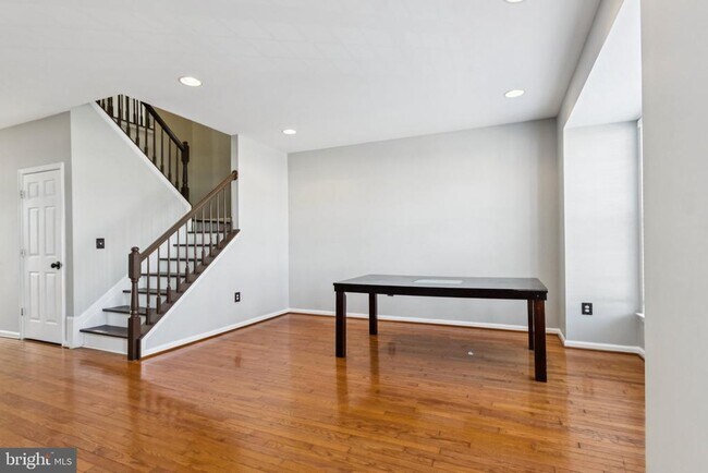 Foto del edificio - 120 Douglas Dr