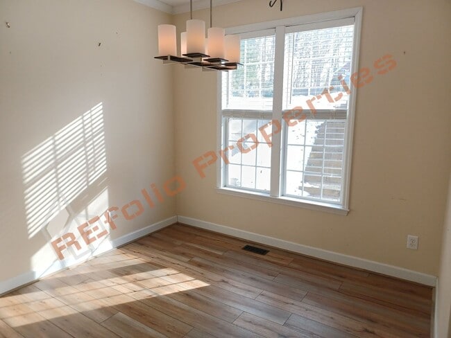 Foto del edificio - Beautiful 3 Bedroom Home w/a Bonus Room + Semi-furnished Basement in a 1 acre lot @ Hideaway Esta...