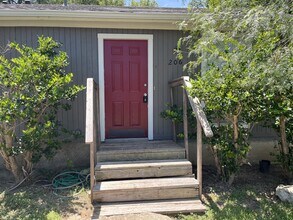 Building Photo - 206 Craddock Ave