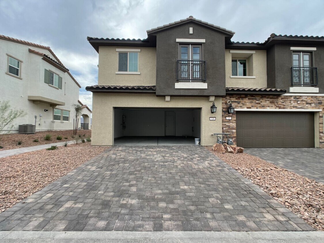 Foto principal - 3 BED 2.5 BATH 2 CAR GARAGE TOWNHOUSE WITH...