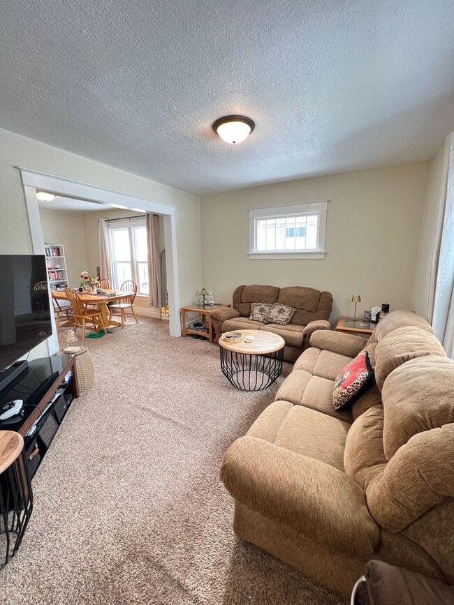 Building Photo - AVAILABLE AUGUST 1 - Spacious 3+ Bedroom Home