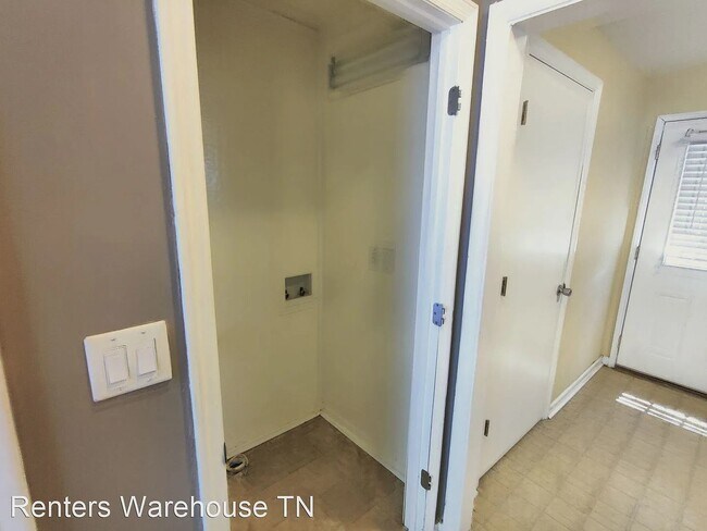 Building Photo - 3 bd/1 bth w/fenced yard. Close to all thi...