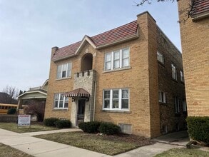 Building Photo - 4625 S Lake Dr