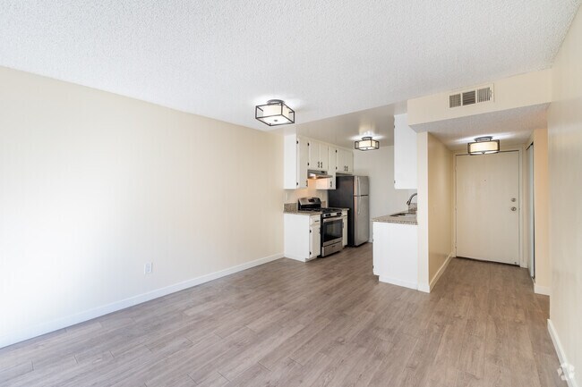 1 habitación, 1 baño - 650 pies cuadrados - Comedor - 11817 Victory Blvd