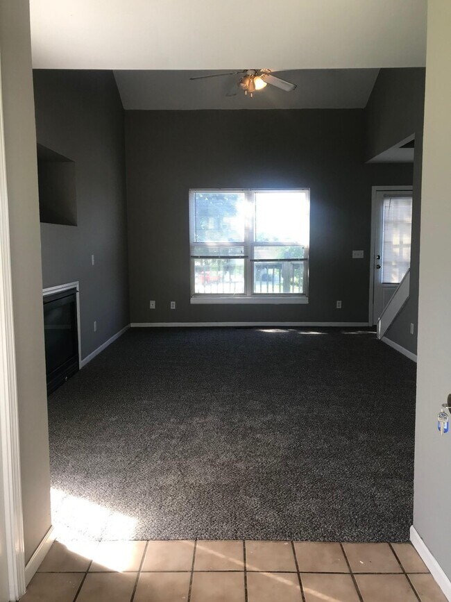 Building Photo - 4 Bedroom 3 1/2 Bathroom West Lawrence