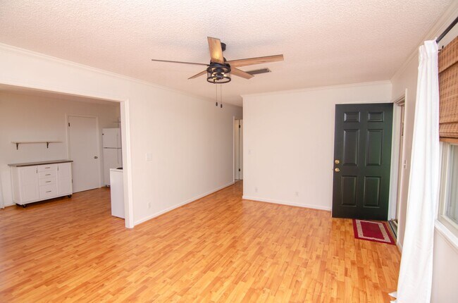 Foto del edificio - 905 Brink Pl