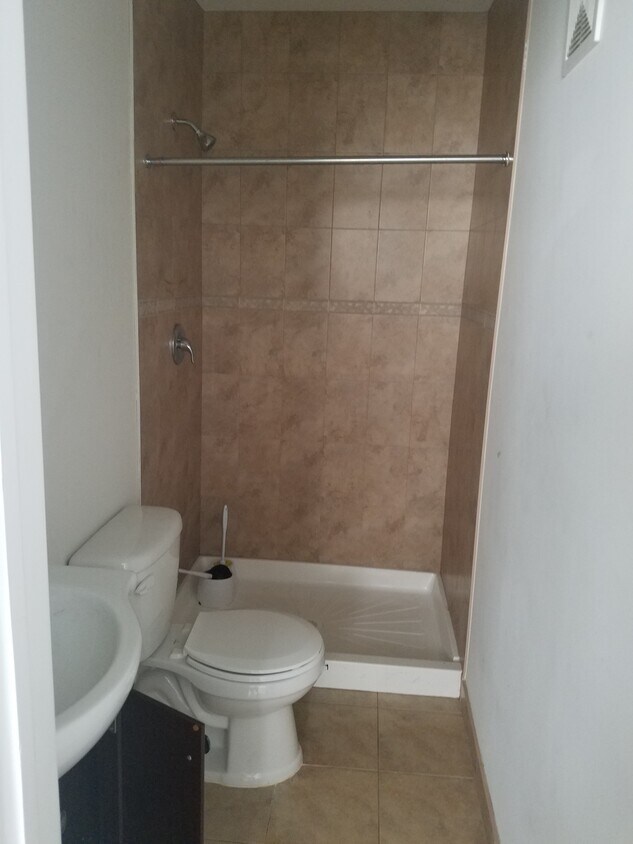 bathroom - 25 Bayonne Ct