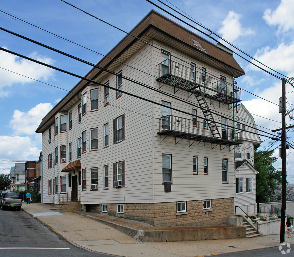 Building Photo - 56-58 Forest St