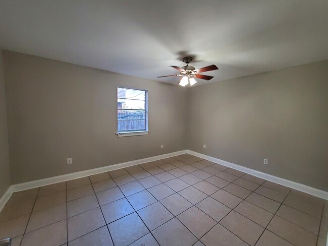 Building Photo - 3509 Golden Dr