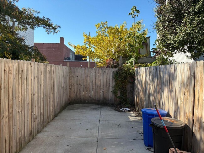 Foto del edificio - Modern 2- Story Townhome with Fenced in Ba...