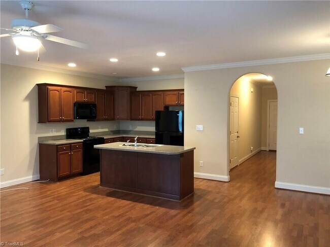 Foto del edificio - Friendly Ave. brick townhome