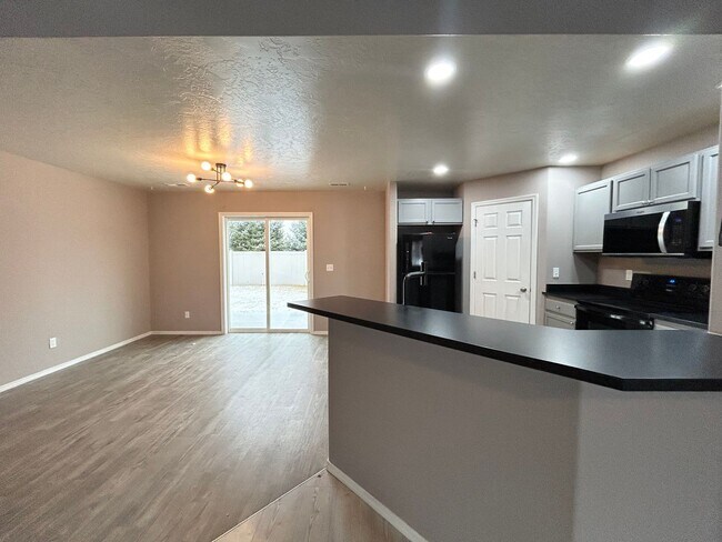 Foto del edificio - Modern Layout, Private Backyard, Prime Location |3 bed 2.5 bath Home in Nampa