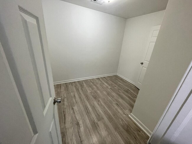 Building Photo - 5126 Lakeview Ct