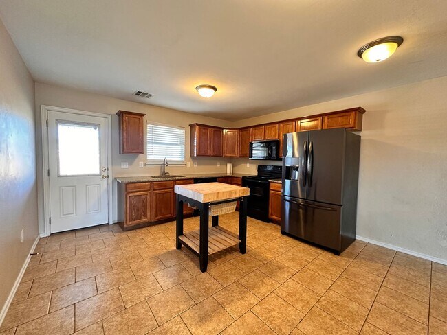 Foto del edificio - Newer 3 Bedroom off I-240- Move in Deposit-Free! (If Qualified)